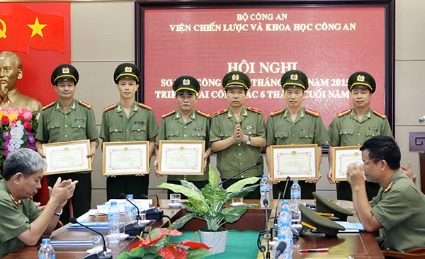 Thiếu tướng Trần Minh Thư tặng Giấy khen cho các cá nhân, tập thể có thành tích xuất sắc.