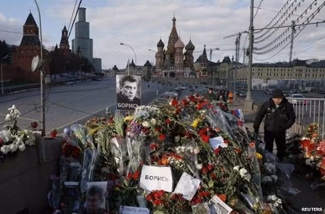 Người dân đặt hoa tại nơi ông Boris Nemtsov bị sát hại.