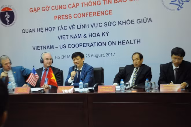 Thứ trưởng Bộ Y tế Nguyễn Thanh Long phát biểu tại buổi gặp gỡ cung cấp thông tin cho báo chí sáng 23-8 tại Viện Pasteur TP HCM.