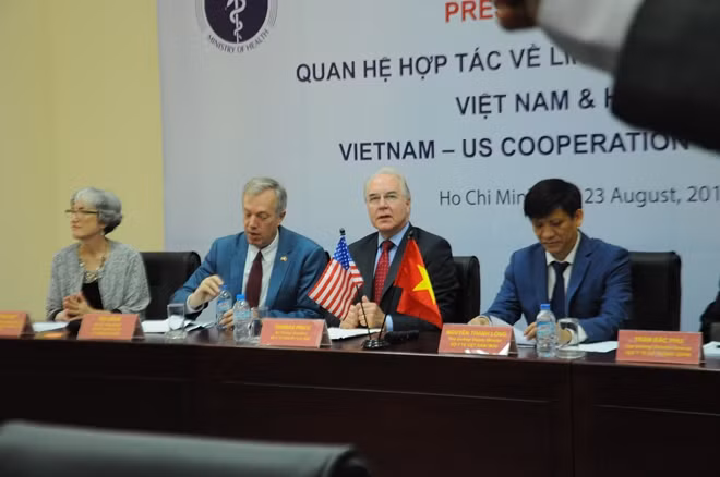 Ông Thomas Price, Bộ Trưởng Y tế và Dịch vụ con người Mỹ ( thứ 3 từ trái sang) đã đánh giá rất cao về khả năng chủ động phòng chống dịch bệnh của Việt Nam.