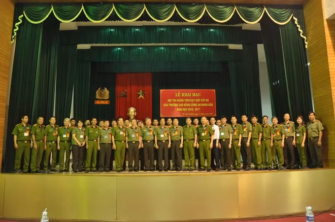 Đại diện lãnh đạo Tổng cục Chính trị CAND, Ban Giám khảo, Ban Tổ chức hội thi chụp hình lưu niệm với các Giảng viên tham dự Hội thi .