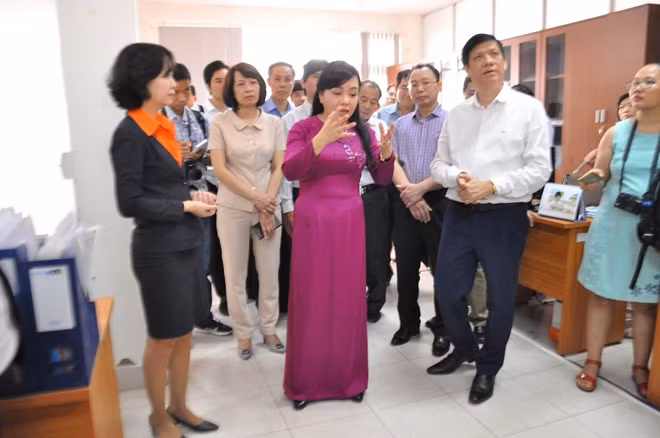 Bộ trưởng trực tiếp góp ý chuyên môn về công tác đào tạo bồi dưỡng cho cán bộ Y tế dự phòng tại Viện Y tế công cộng TP Hồ Chí Minh.