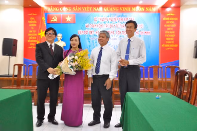 Bộ trưởng nhận lẵng hoa tươi thắm do Lãnh đạo Viện sốt rét-Ký sinh trùng-Côn trùng TP Hồ Chí Minh trao tặng.