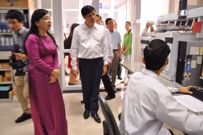 Bộ trưởng trao đổi trực tiếp vấn đề chuyên môn với các cán bộ Y tế dự phòng thuộc Viện Pasteur và Trung tâm Y tế dự phòng TP.Hồ Chí Minh.