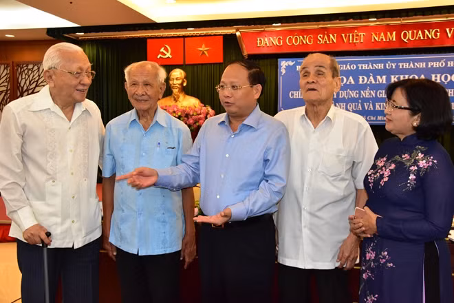 Các đại biểu ôn lại những năm tháng kháng chiến khó khăn nhưng tự hào với ngành giáo dục