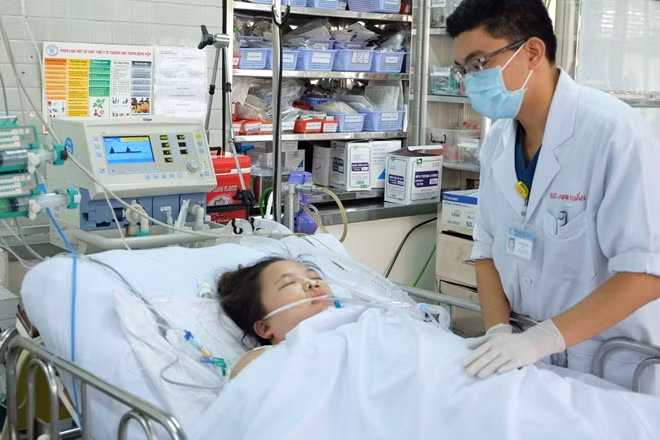 Sản phụ Nhung được Th.S-BS Mai Anh Tuấn khám lại vào trưa ngày 24-11.