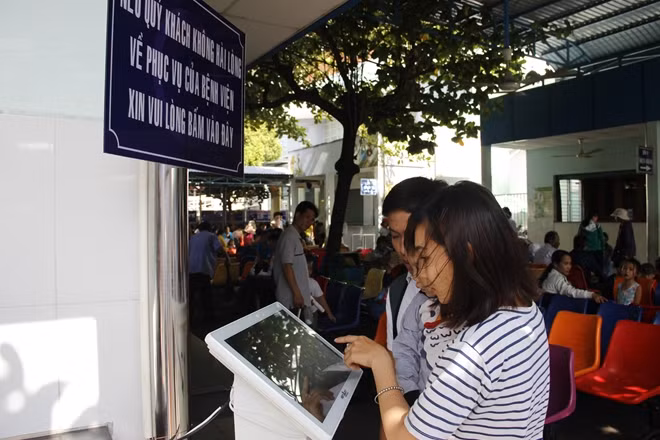 Người dân đã có thể được bày tỏ nhận xét, đánh giá trong qui trình được phục vụ chăm sóc sức khoẻ tại khoa khám bệnh.
