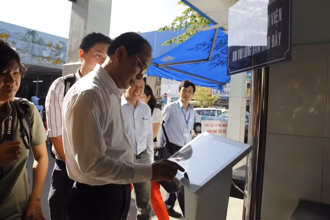 Phó Giám đốc Sở Y tế Tăng Chí Thượng bấm thử và giới thiệu về hệ thống khảo sát.