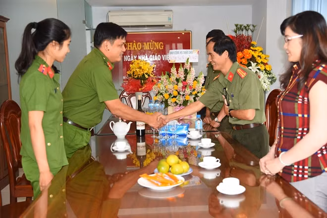 Trung tá Nguyễn Đức Vinh chúc mừng thầy trò trường ĐH Cảnh sát Nhân dân.