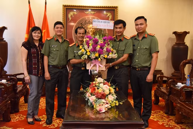 Trung tá Nguyễn Đức Vinh và tổ công tác chúc mừng Nhà trường ĐH An ninh Nhân dân.
