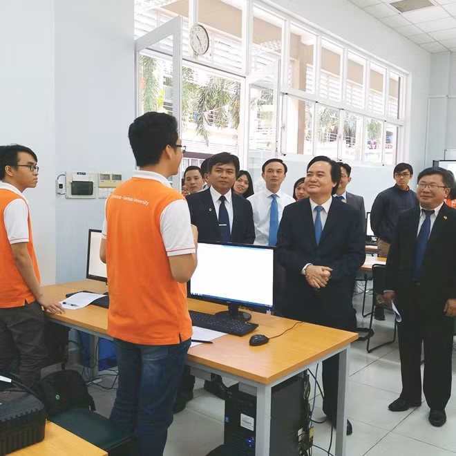 Bộ trưởng Phùng Xuân Nhạ gặp gỡ và nói chuyện với sinh viên Trường đại học Việt Đức