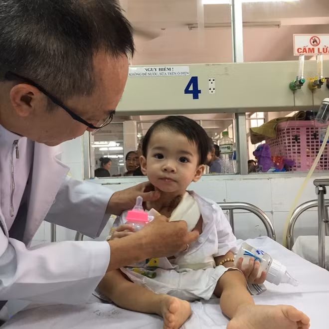 Bé D được BS Thế Huy thăm khám lại chiều 16-1.