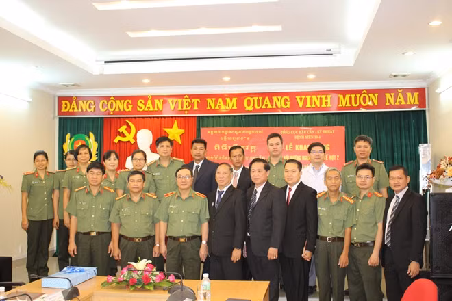 Ban Giám đốc, giảng viên, bác sĩ BV 30-4 chụp hình lưu niệm với Đoàn cán bộ y tế nước bạn Campuchia.