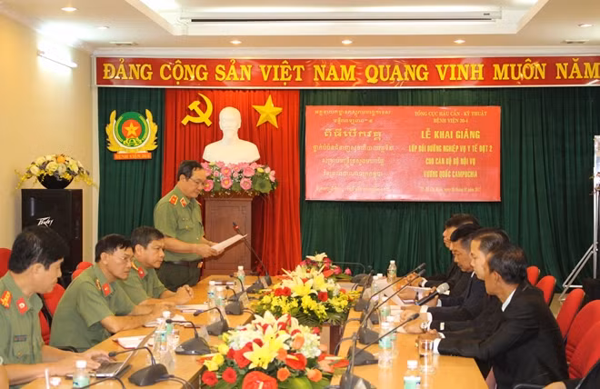 Thiếu tướng Tống Mạnh Chinh phát biểu tại buổi lễ khai giảng.