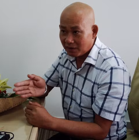 Bệnh nhân Quang vui mừng khi sức khoẻ được cải thiện sau điều trị, chuẩn bị đi làm.
