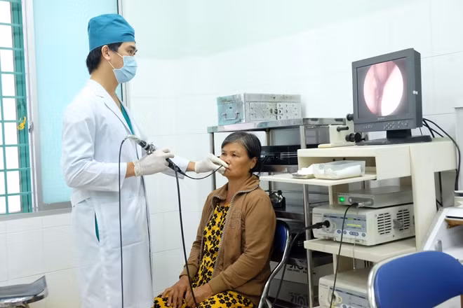 Những bệnh nhân vừa được áp dụng kĩ thuật phẫu thuật trên trong buổi tái khám vào trưa ngày 21-2 ở BV Tai Mũi Họng.
