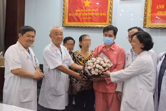 Ban Giám đốc Bệnh viện Chợ Rẫy chúc mừng bệnh nhân và thân nhân ngày xuất viện 21/6.