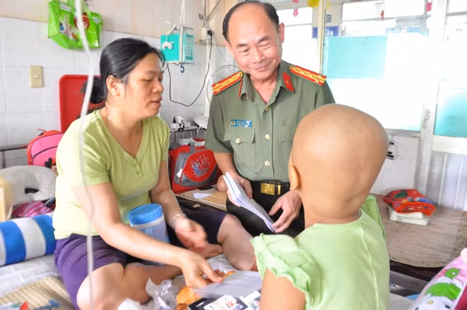 Đại tá Trần Kim Thẩm thăm hỏi động viên gia đình và bệnh nhi tại Khoa Nhi –BV Ung Bướu TP.HCM.