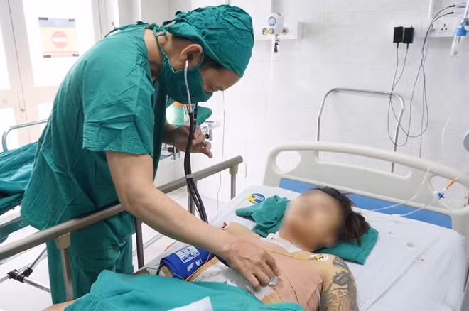 Bệnh nhân được bác sĩ thăm khám hậu phẫu chiều 6/5 trong phòng điều trị cách ly.