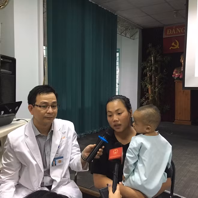 Chị Chế Thị Tuyền mừng rơi nước mắt nói lời cảm ơn các bác sĩ.