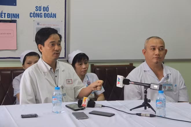 Các bác sĩ Bệnh viện Hùng Vương trao đổi về ca mổ cứu sống mẹ con sản phụ.