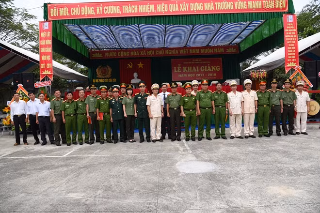 Đại biểu chụp hình lưu niệm với Ban giám hiệu Nhà trường