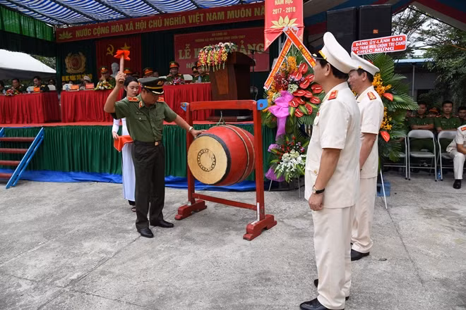 Thiếu tướng Đỗ Ngọc Cẩn lên phát biểu chỉ đạo và đánh trống khai trường.