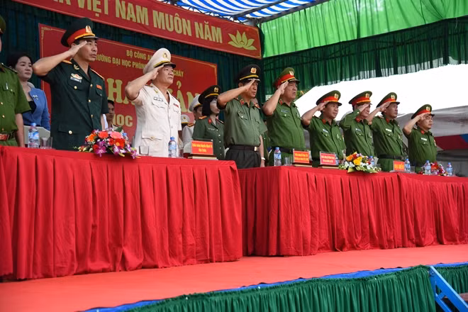 Các đại biểu tại Lễ khai giảng.