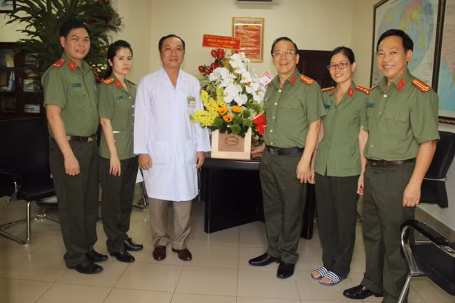 Đại tá Nguyễn Thanh Hải, đại diện Báo CAND chúc mừng các bác sĩ Bệnh viện 30-4.
