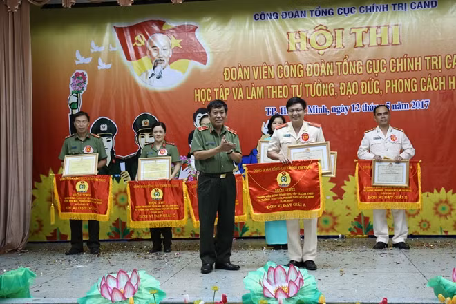 Thiếu tướng Trương Giang Long và lãnh đạo Công đoàn Tổng cục trao giải thưởng cho các đơn vị đoạt giải.