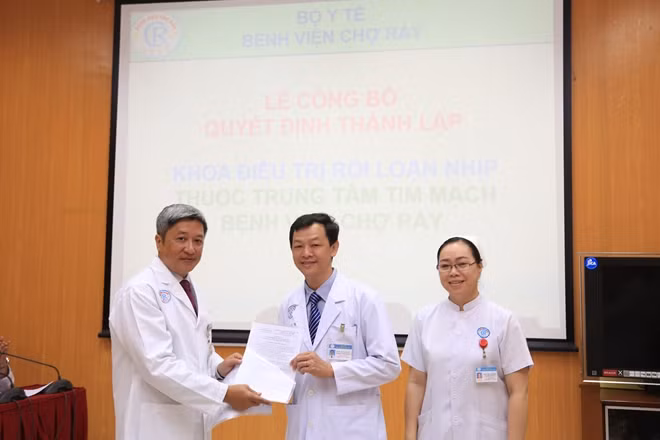 Thầy thuốc nhân dân, PGS.TS Nguyễn Trường Sơn trao Quyết định thành lập Khoa Điều trị rối loạn nhịp cho Trưởng khoa - BS CK II Nguyễn Tri Thức.