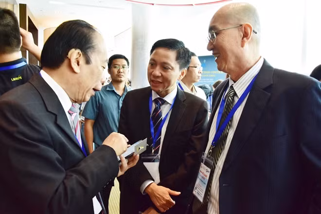 Các đại biểu trao đổi bên lề Diễn đàn