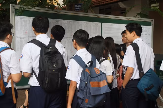 Thí sinh Hội đồng thi THCS Trần Văn Ơn, quận 1 xem số báo danh và phòng thi.