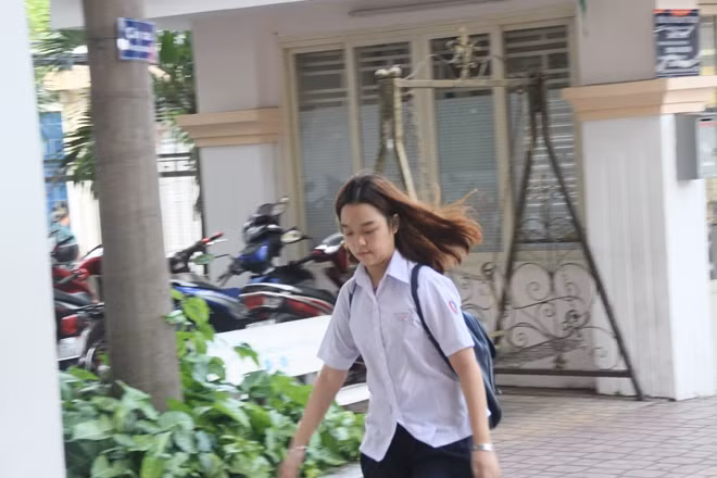 Những thí sinh cuối cùng vào hội đồng thi THCS Trần Văn Ơn, quận 1.