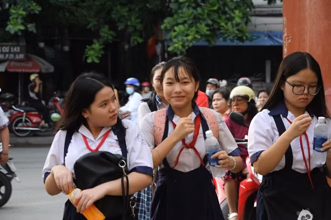 Thí sinh hội đồng thi THCS Thanh Đa, quận Bình Thạnh bước vào ngày thi đầu tiên 2-6.