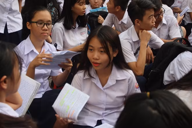 Tranh thủ hỏi bài nhau trước giờ vào thi tại THCS Trần Văn Ơn, Quận 1 TP Hồ Chí Minh.