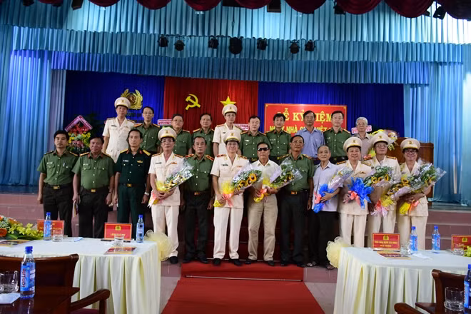Các đại biểu chụp hình lưu niệm của Ban Giám hiệu nhà trường