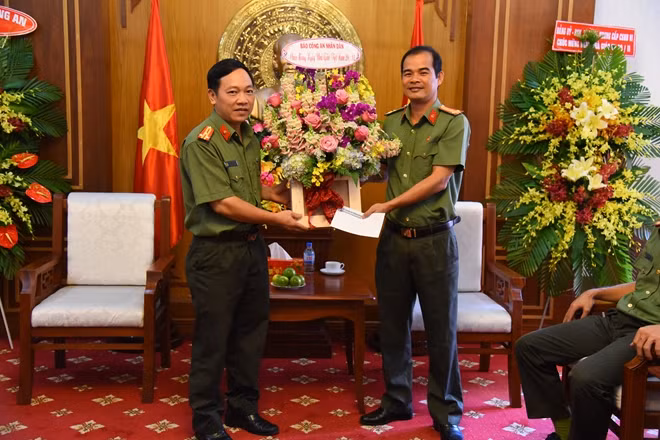 Thượng tá Đặng Ngọc Như trao tặng lẵng hoa tươi thắm, chúc mừng thầy trò trường Cao đẳng An ninh Nhân dân II