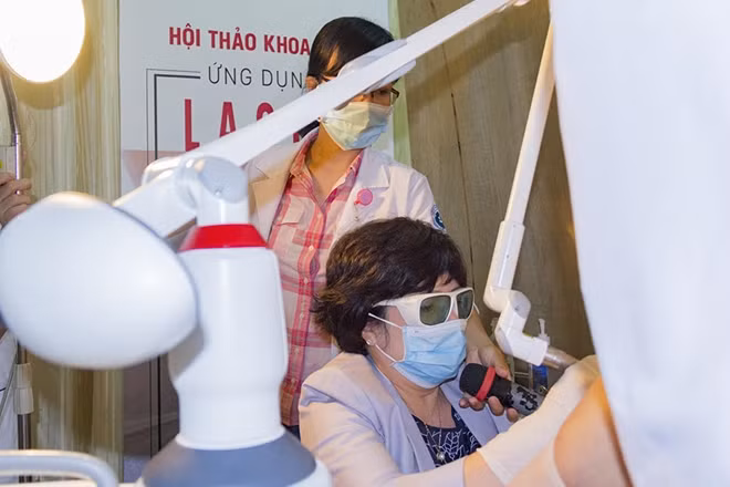 Bác sĩ thực hiện "thị phạm" trên một ca điều trị Rối loạn chức năng sàn chậu cho bệnh nhân tại Bệnh viện Từ Dũ TP Hồ Chí Minh bằng kĩ thuật Laser Er:Yag