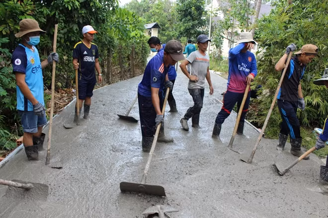 Thực hiện bỏ ngày công làm đường bê tông, giúp bà con đi lại dễ dàng hơn.
