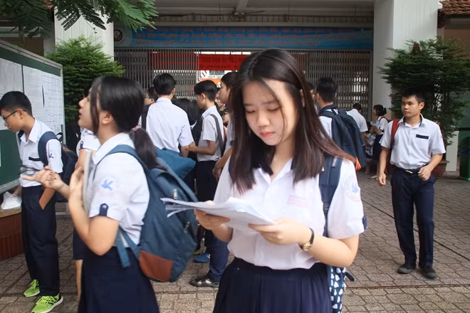 Thí sinh TP HCM tham dự đợt tuyển sinh 10 năm học 2017-2018.