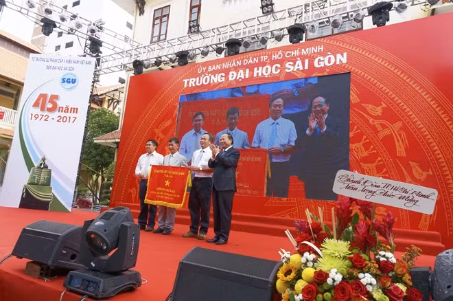 Đại học Sài Gòn vinh dự đón nhận Cờ thi đua của UBND TP Hồ Chí Minh trao tặng với thành tích là đơn vị dẫn đầu trong phong trào thi đua của TP.