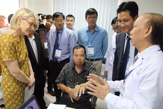 Các Chuyên gia Pháp và Bác sĩ Việt Nam trao đổi về việc điều trị cho bệnh nhân gút tại Viện Gút TP Hồ Chí Minh.