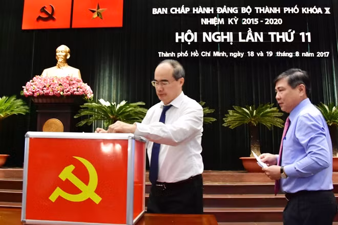 Các đại biểu tham gia quyên góp cho đồng bào bị thiên tai lũ lụt tại hội nghị.