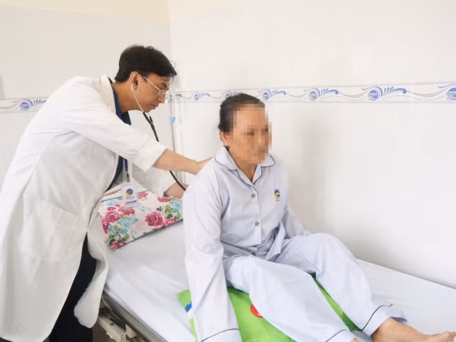 Bà T đang được chăm sóc sau can thiệp tại Bệnh viện Đa khoa Xuyên Á.