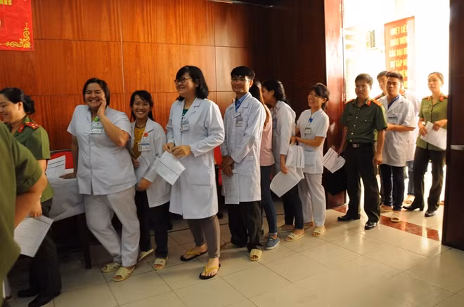 Lần đầu tiên đi hiến máu nên BS trẻ Nguyễn Thanh Phương (đứng thứ 2, mặc áo trắng, từ trái qua) thừa nhận, đôi chút có hồi hộp