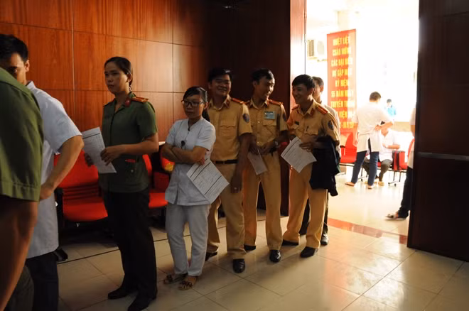 Có nhiều CBCS, Đoàn viên thanh niên là Công an các đơn vị bạn cũng tới tham gia chương trình hiến máu.