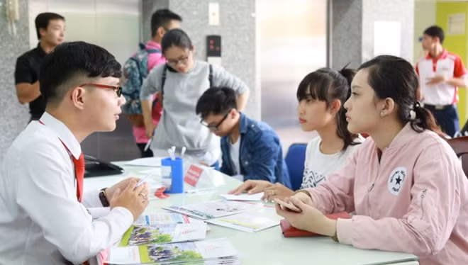 Thí sinh nộp hồ sơ xét tuyển vào trường ĐH Y khoa Phạm Ngọc Thạch.