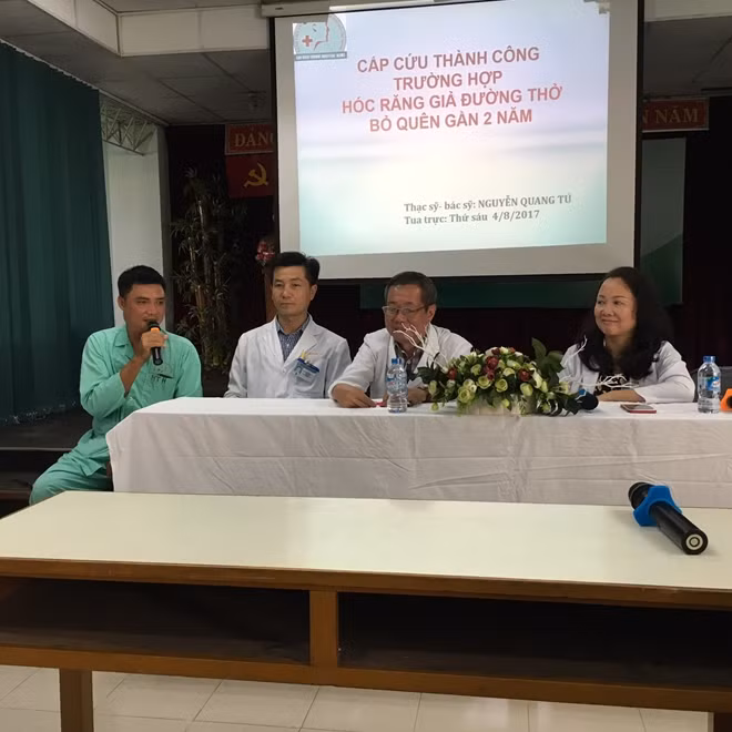 Bệnh nhân Lâm Thanh Đoàn ( trái, cầm micro) trao đổi về vụ TNGT khiến anh bị hóc dị vật hiếm gặp