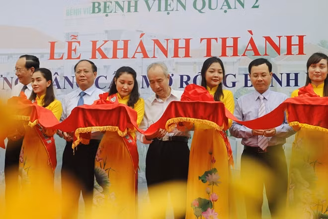 Các đại biểu trong lễ cắt băng khánh thành.